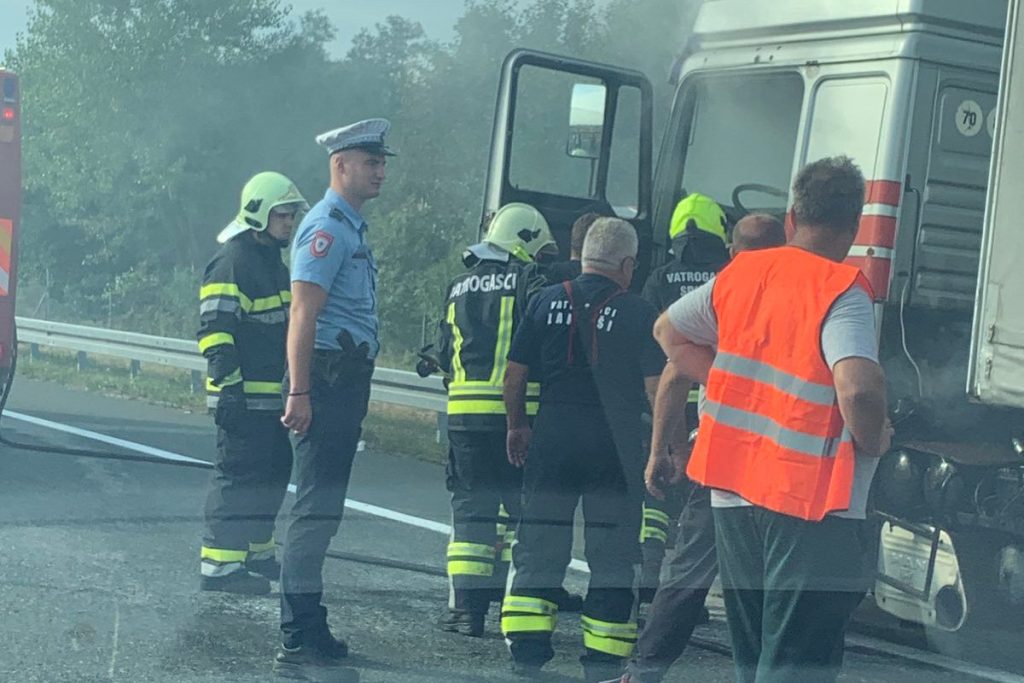 Zapalio se kamion na auto-putu Banjaluka – Gradiška (FOTO)