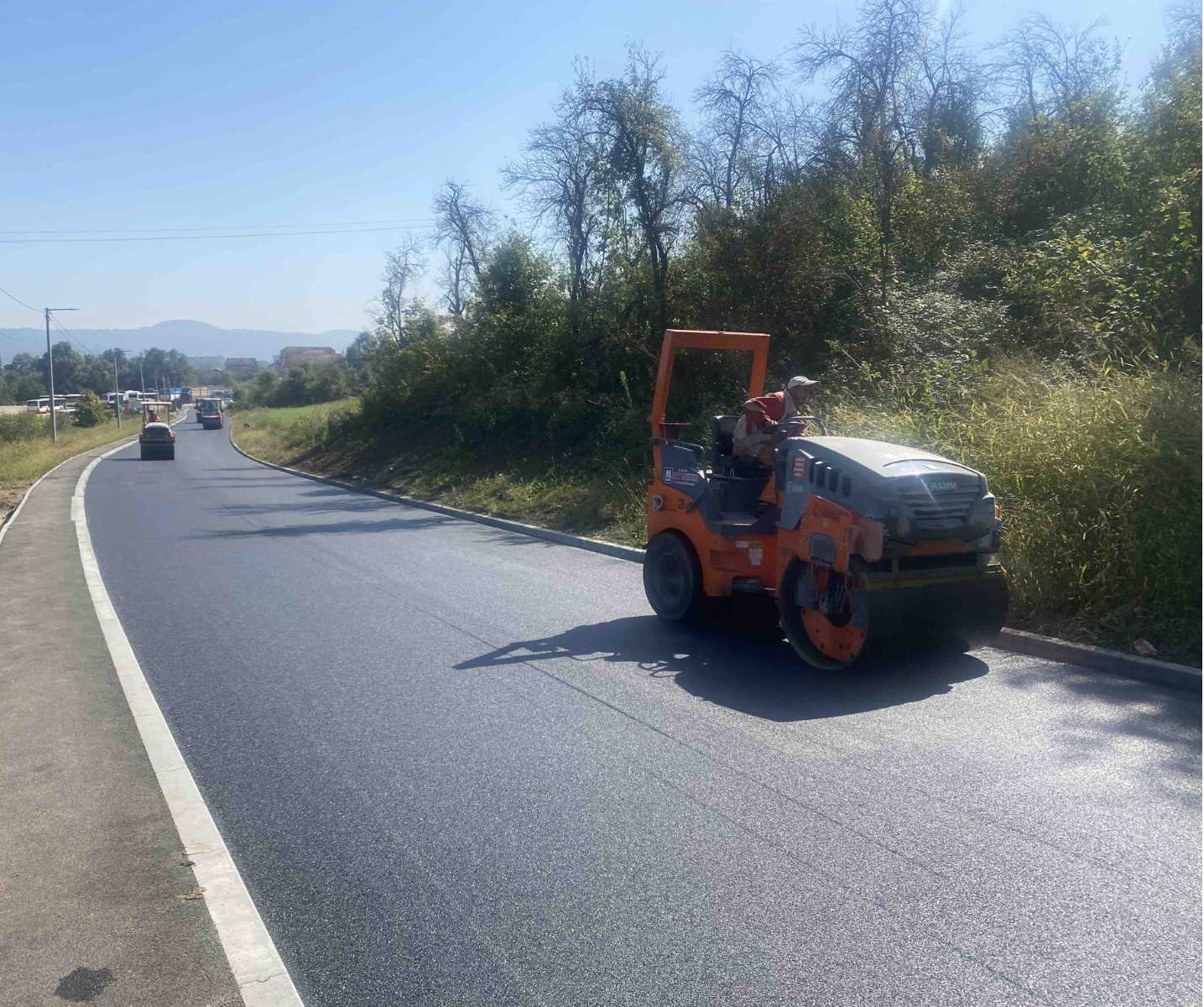 Radovi na putu prema Motikama: U toku postavljanje završnog sloja asfalta