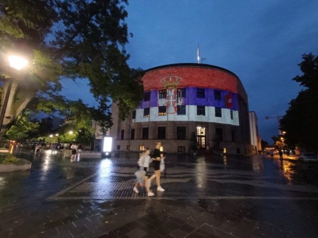 SIJA PALATA REPUBLIKE Osvijetljena u bojama zastava Republike Srpske i Srbije