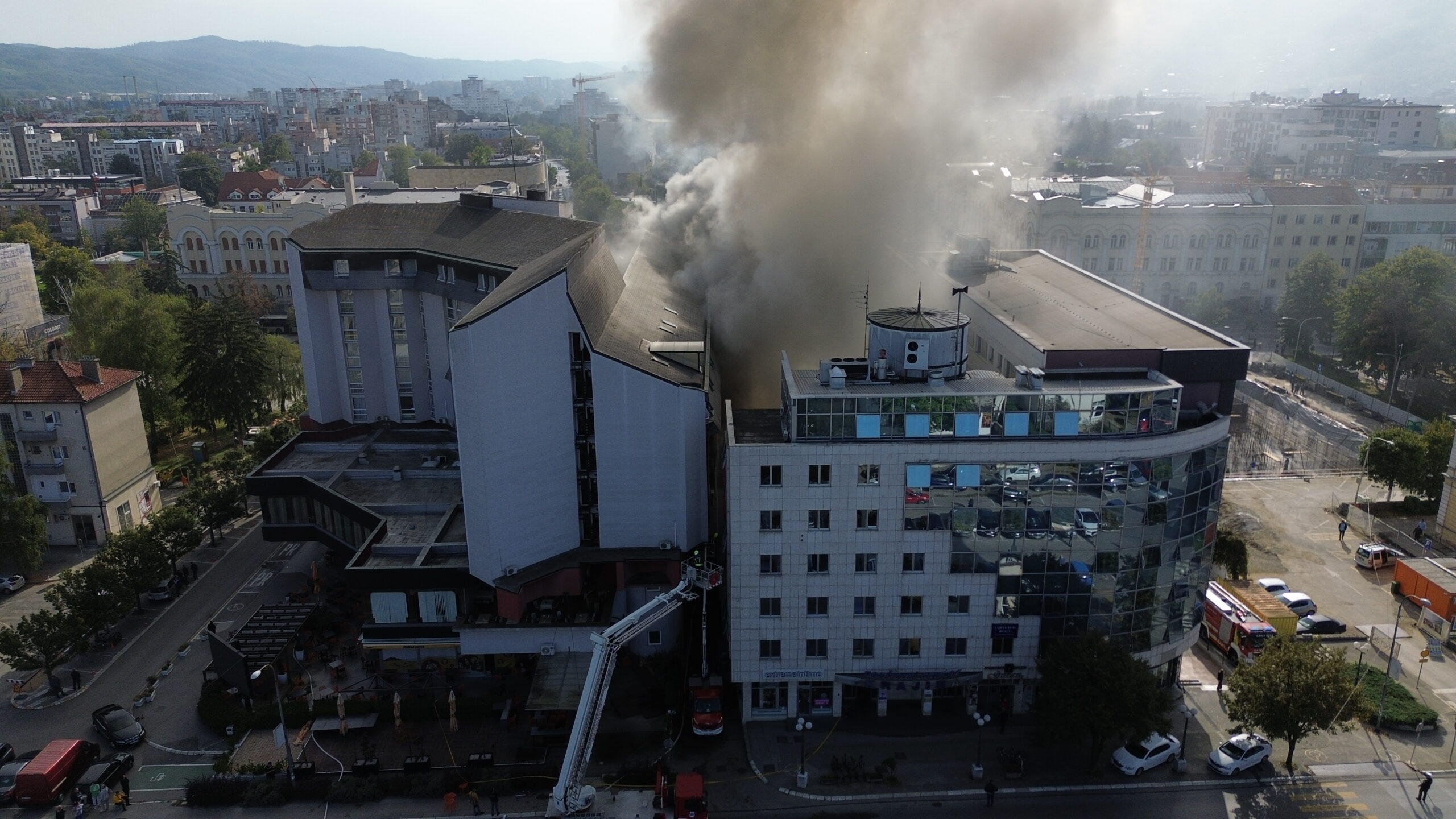 Drama u centru Banjaluke: Gori zgrada “Elektrokrajine”, vatra guta kancelarije (UŽIVO)