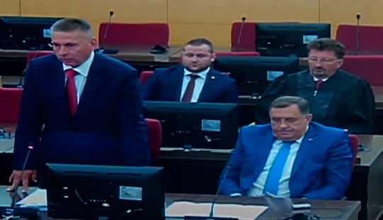 Rekao da ga bole leđa: Dodik pred Sudom BiH tvrdio da ne razumije optužnicu, odbio ustati kada je ušao sudija (VIDEO)