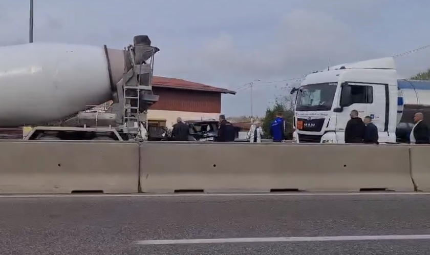 Džip završio “u sendviču” između 2 kamiona: Nesreća na brzoj cesti kod Banjaluke (VIDEO)