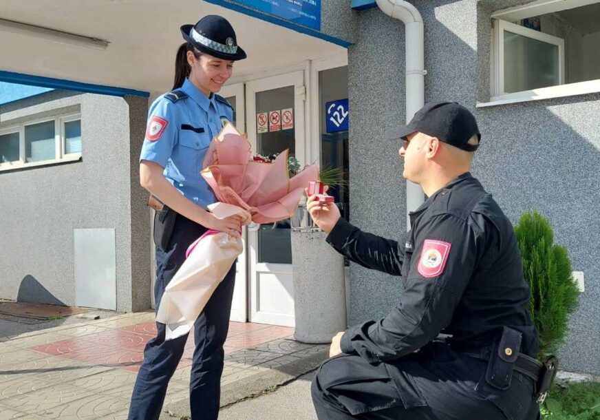 NESVAKIDAŠNJA PROSIDBA Pripadnik žandarmerije zaprosio djevojku ispred Policijske uprave