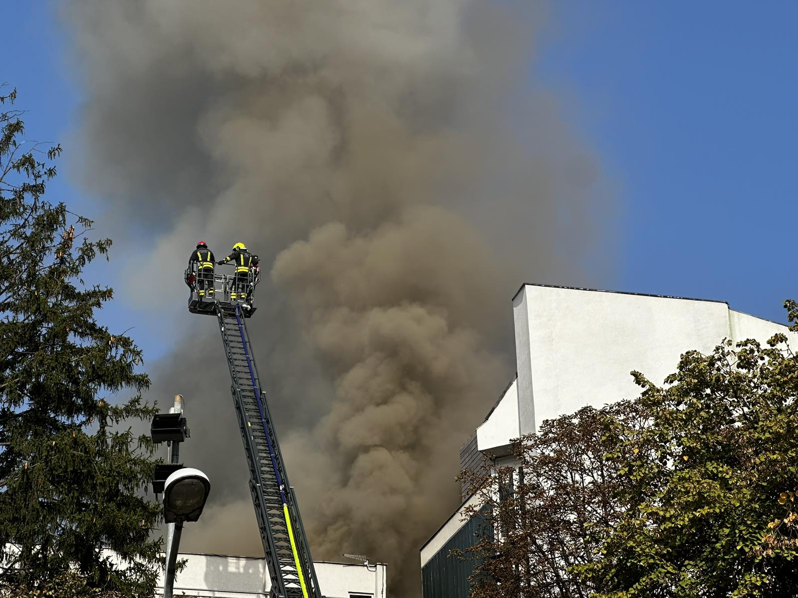 Kolaps u Banjaluci! Više semafora ne radi zbog buktinje u centru grada