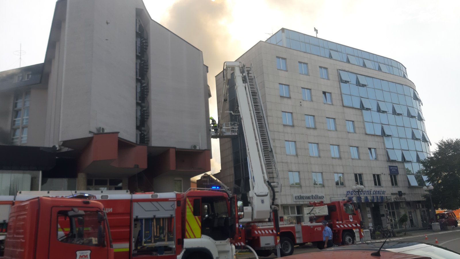 Vatra zahvatila i hotel “Bosnu”, evakuisani gosti (VIDEO)