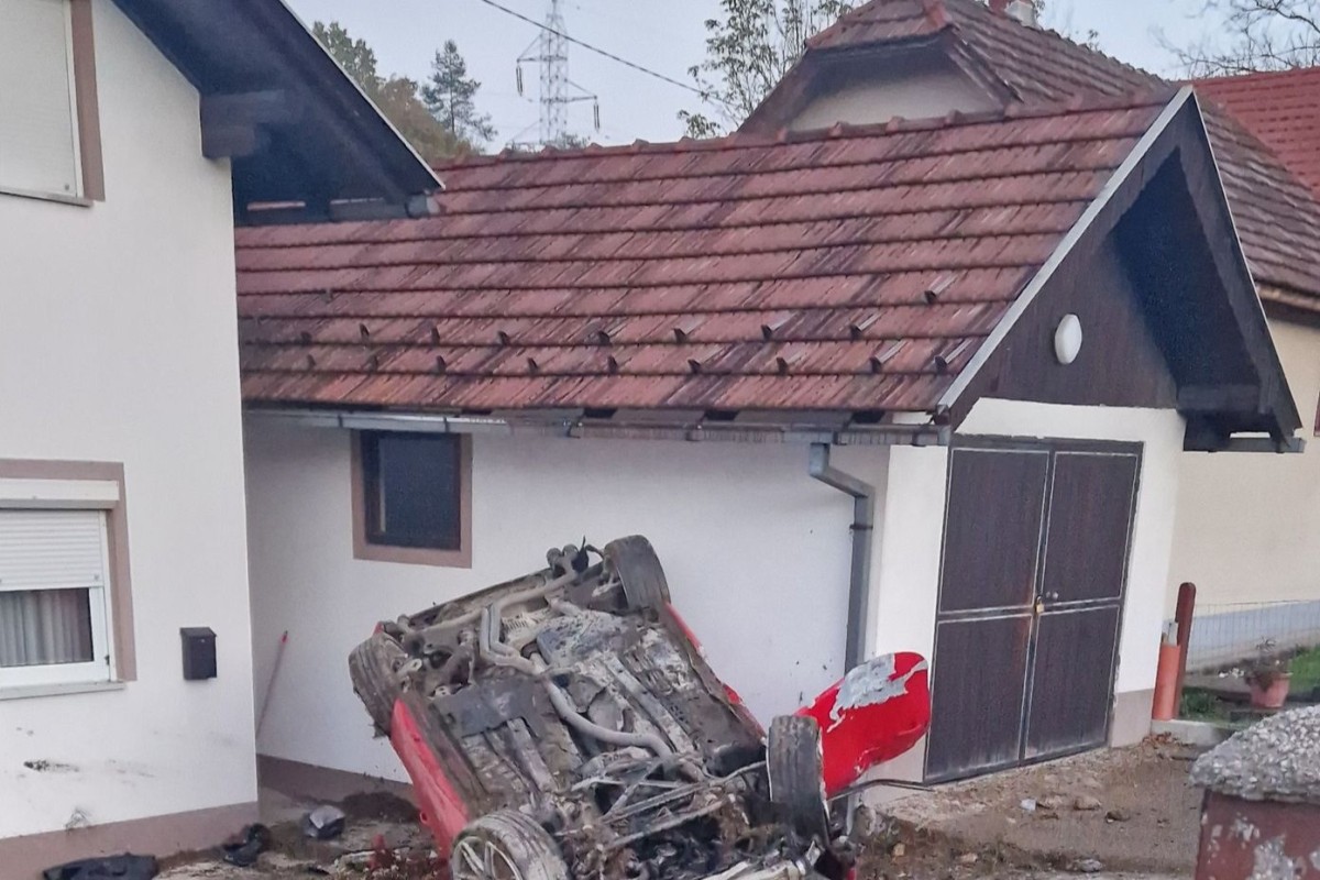 Auto se prevrnuo na krov i završio u dvorištu kuće