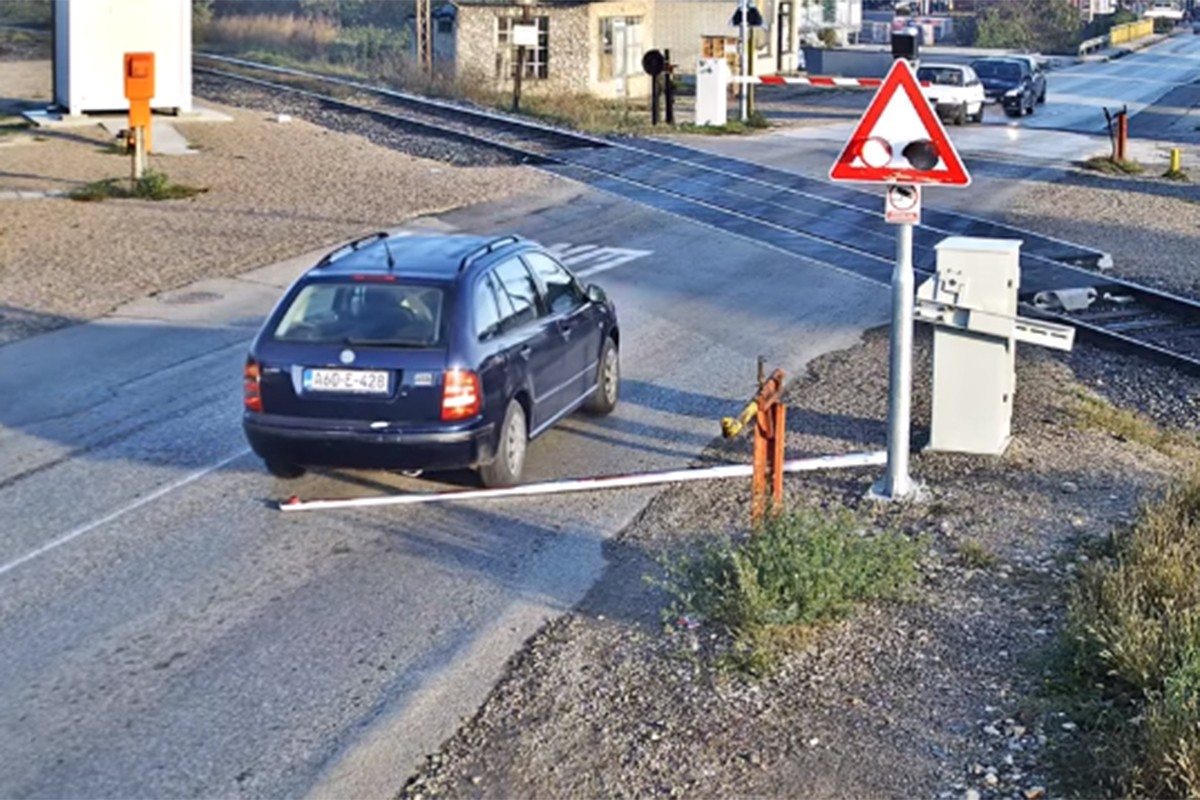 Polomio rampu na pružnom prelazu u Zalužanima (VIDEO)