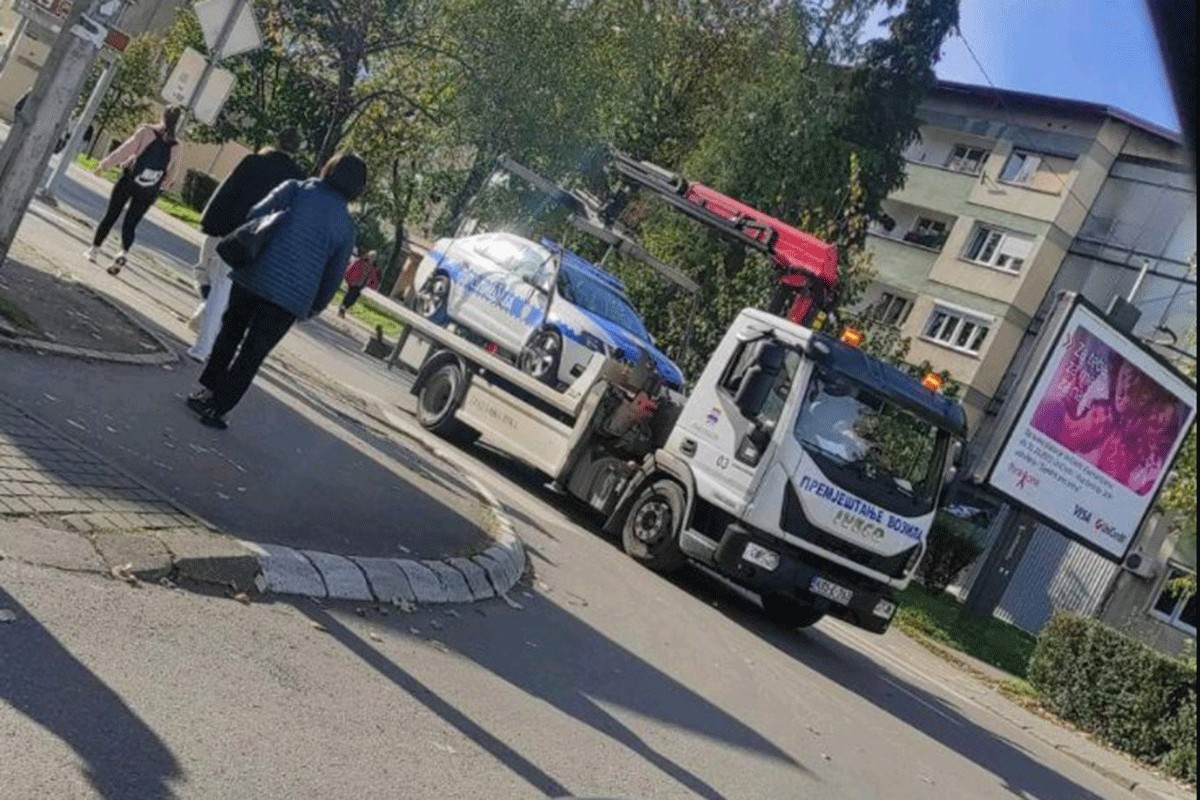 (FOTO) “Pauk” u Banjaluci “pokupio” policijsko vozilo