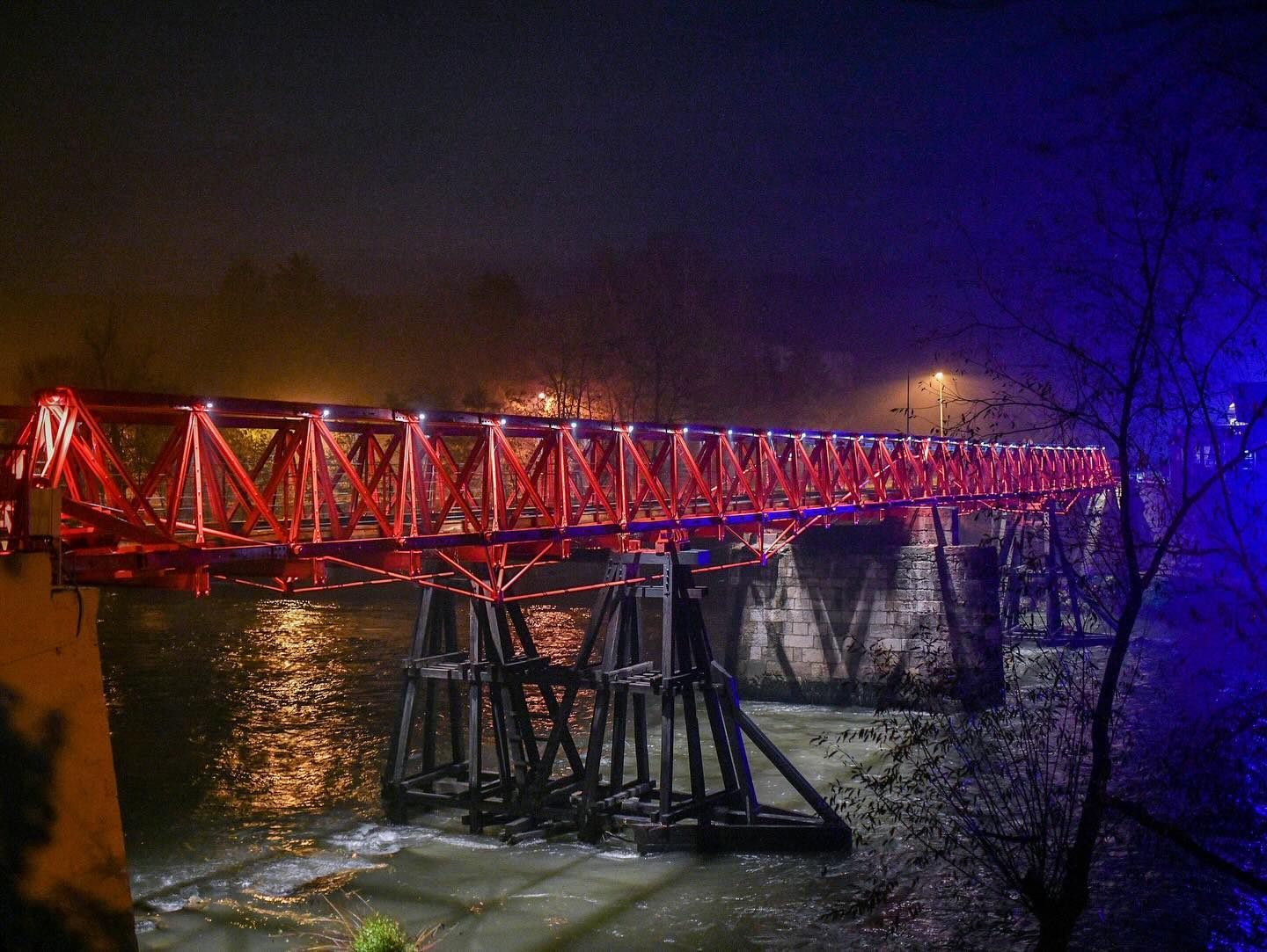 (FOTO) PO PRVI PUT OSVIJETLJEN Evo kako izgleda most u Trapistima po noći
