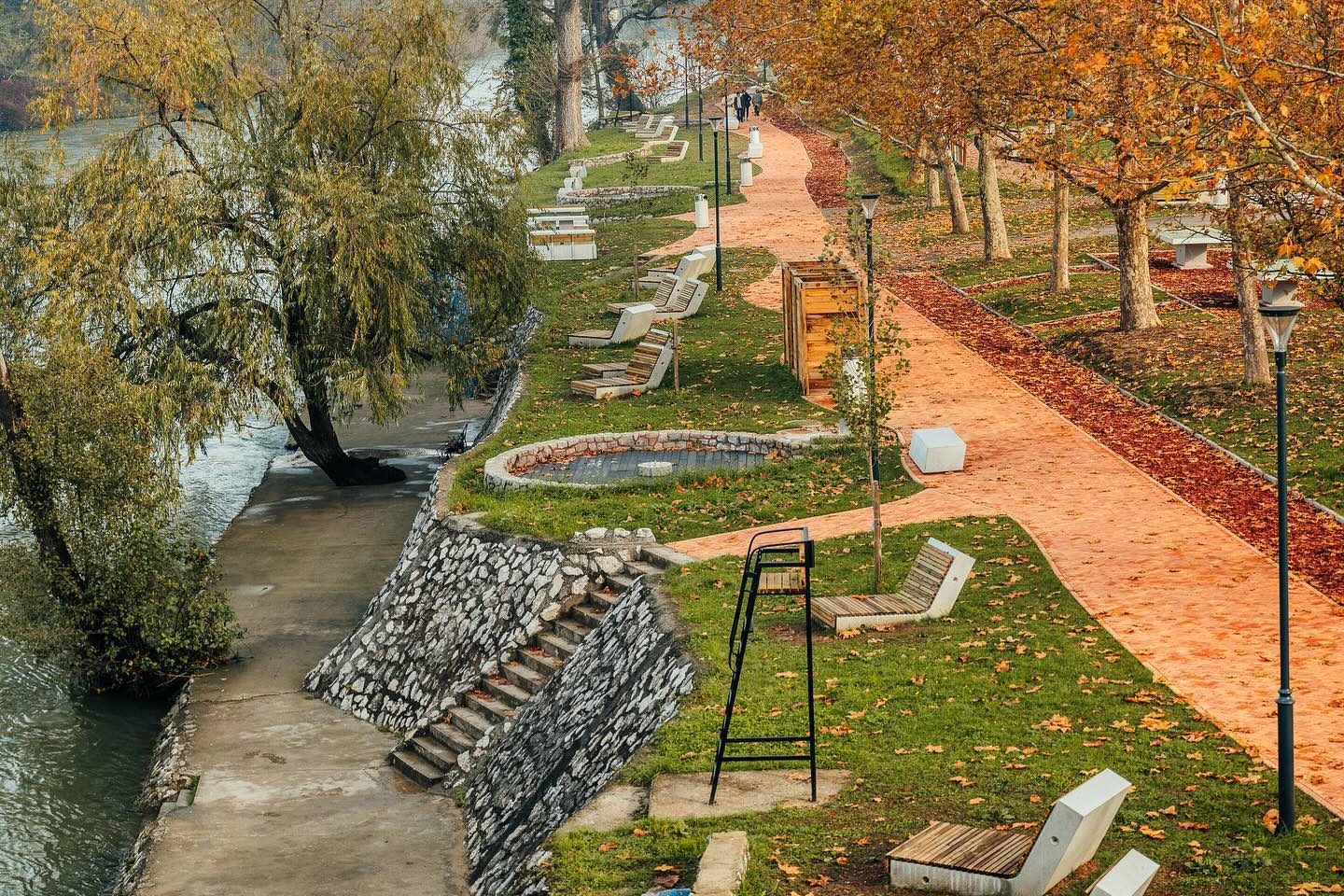 Završeni svi radovi: Čaroban jesenji izgled plaže između Gradskog i Zelenog mosta