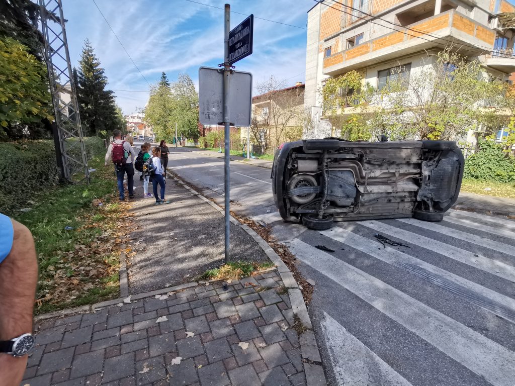 Detalji nezgode u Banjaluci: Žena i dijete lakše povrijeđeni u sudaru