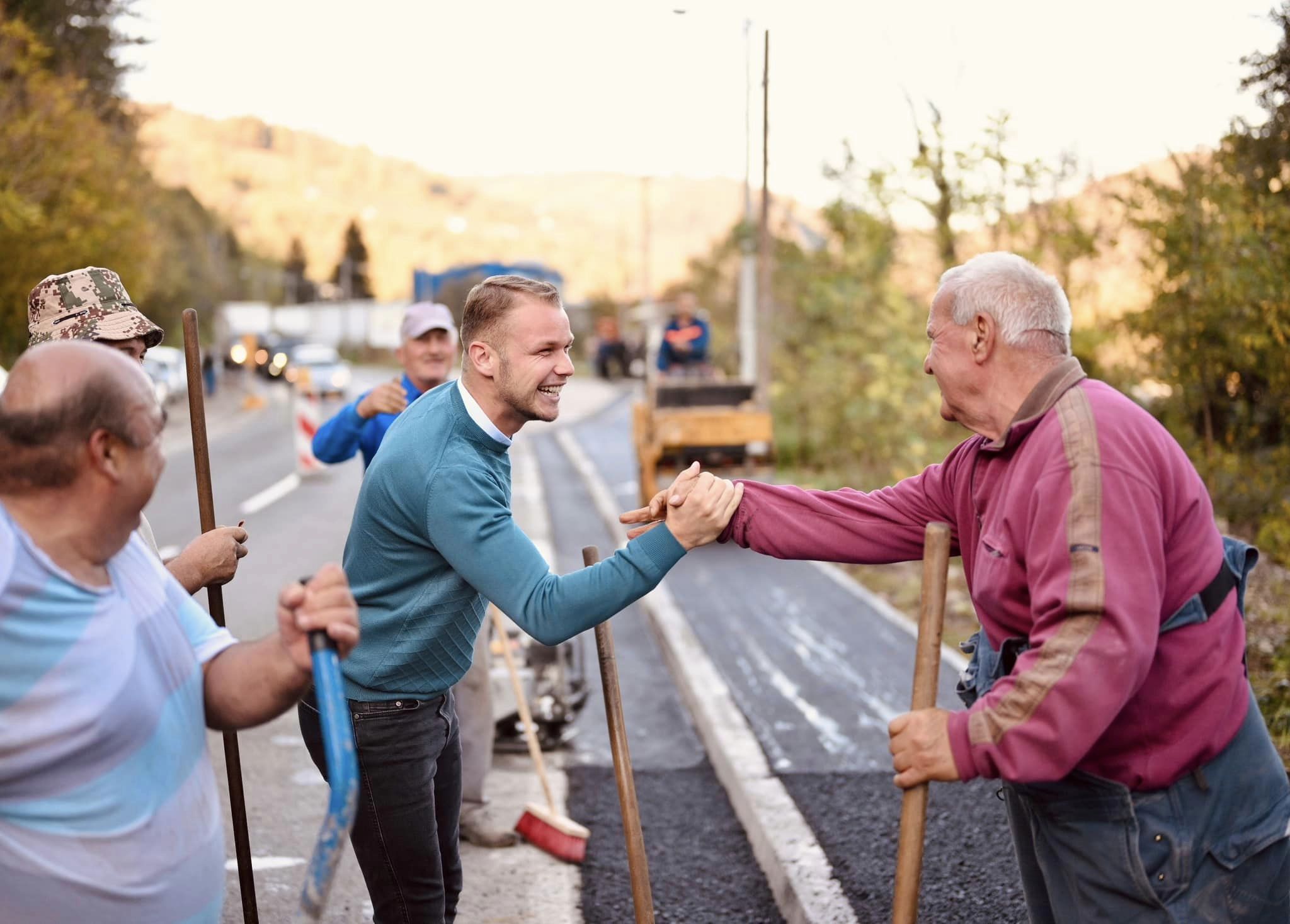 (FOTO) Gradonačelnik obišao radove na izgradnji trotoara u Srpskim Toplicama