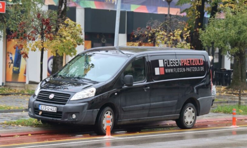 Prekucao igricu u bezobrazluku: Parkirao kombi između stubića na biciklističkoj stazi u centru Banjaluke