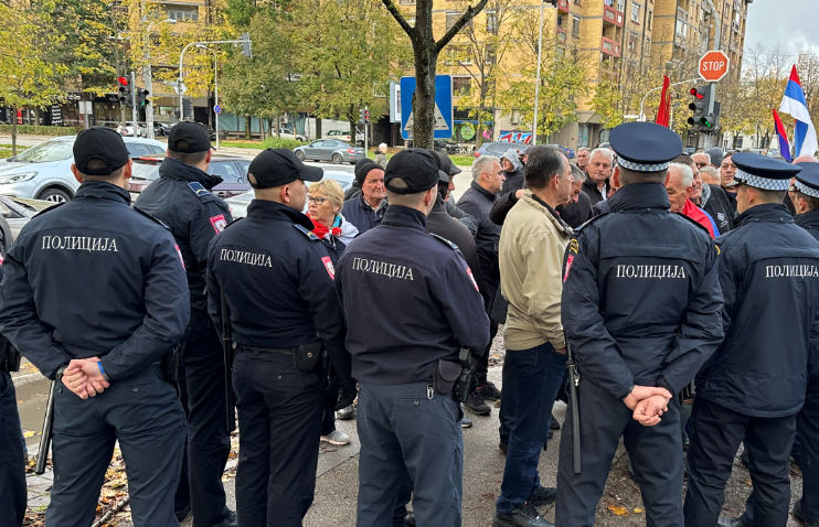 (VIDEO) Stigli Konaković i Nikšić: Borci protestuju ispred zgrade SDP BiH u Banjaluci