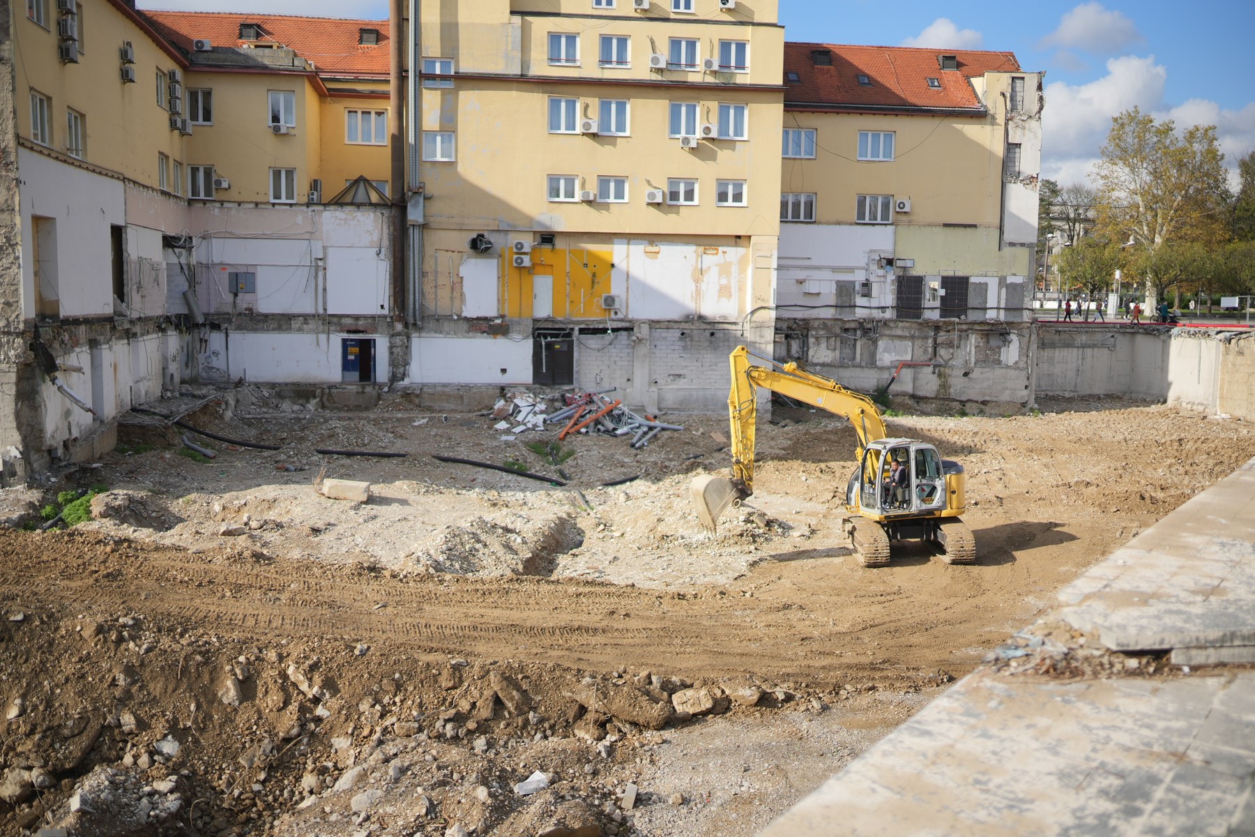 (FOTO) “NAPREDUJE” Jesenji radovi na hotelu Palas privlače pažnju građana