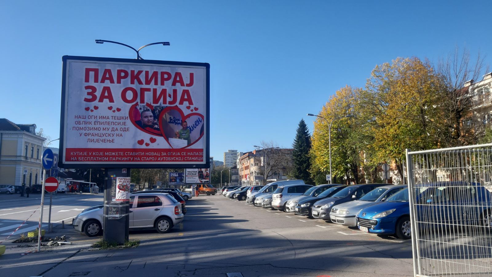 (FOTO) Banjalučani ljuti: Kako da parkiramo za Ogija, kad ste sve pregradili? Autoprevoz: Malo strpljenja!