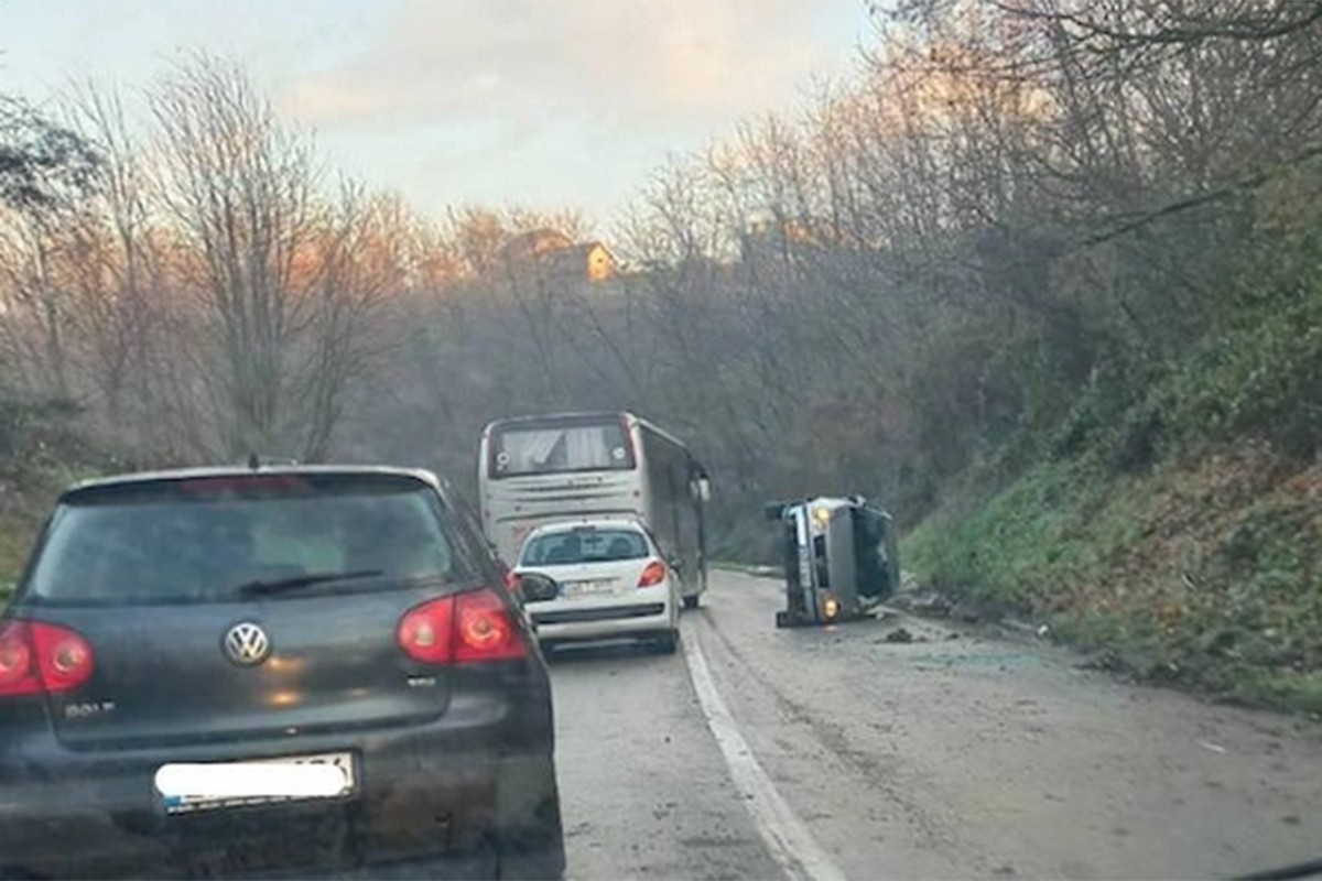 Prevrnuo se automobil na Tutnjevcu, povrijeđena jedna osoba