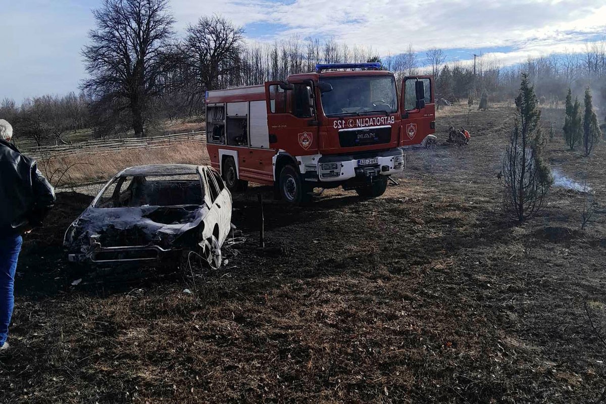 Izgorjela dva automobila, vatra sa proširila se suve trave