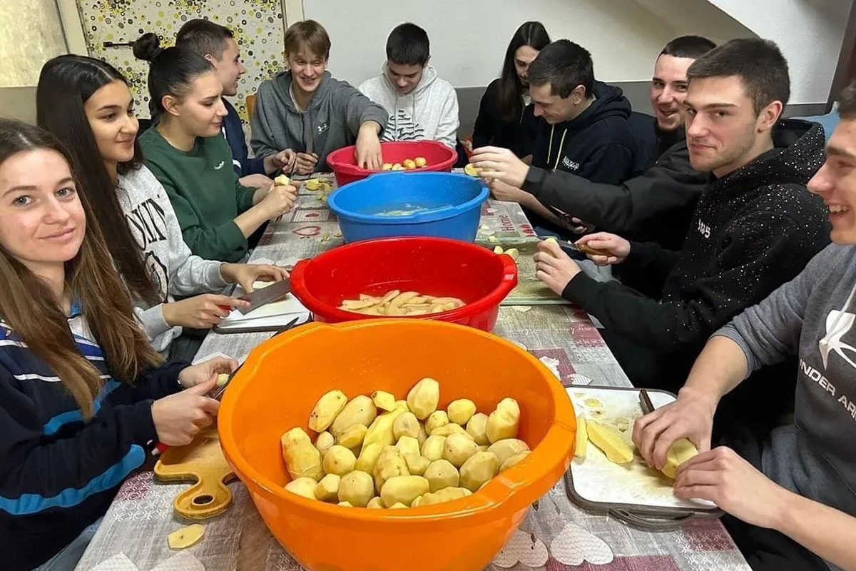 Banjalučki gimnazijalci volontirali u javnoj kuhinji