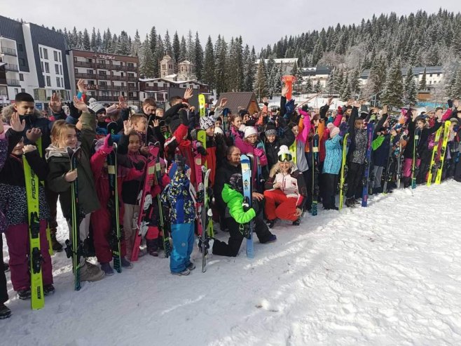 Na Јahorini djeci podijeljeno 100 pari skija