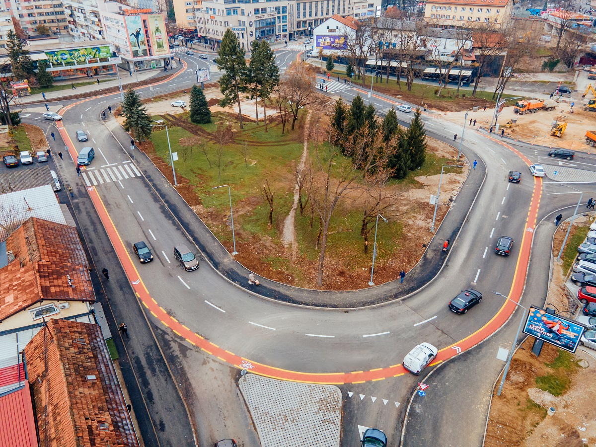 (FOTO) Završeni radovi na kružnoj raskrsnici kod Ekvatora, gradonačelnik poručio: Ovo je nova, urbana epoha grada