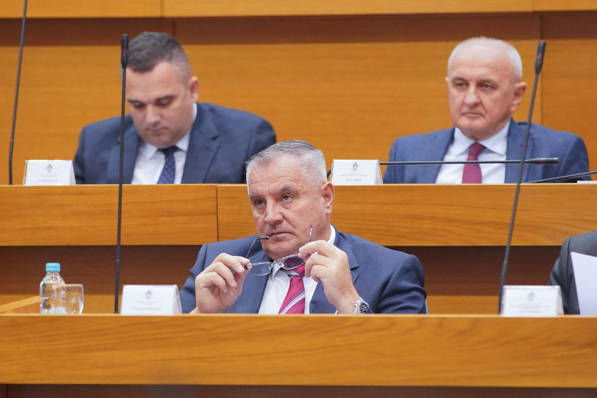 VIŠKOVIĆ: Salkić priznao da su u Srebenici na spomenicima imena živih ljudi