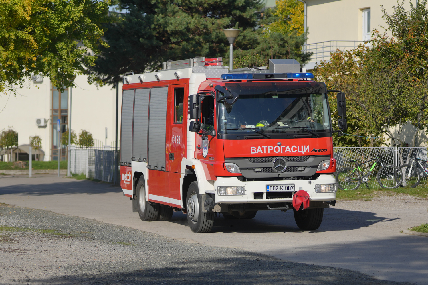 Banjalučki vatrogasci jutros spasili mače s drveta