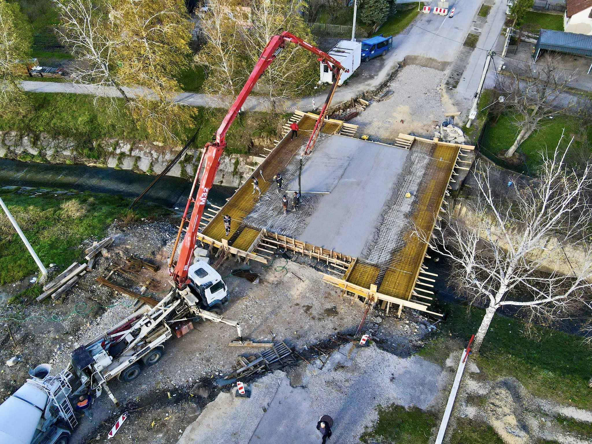 U toku izlijevanje betonske ploče: Slijede završni radovi na izgradnji mosta preko rijeke Široke u Dervišima