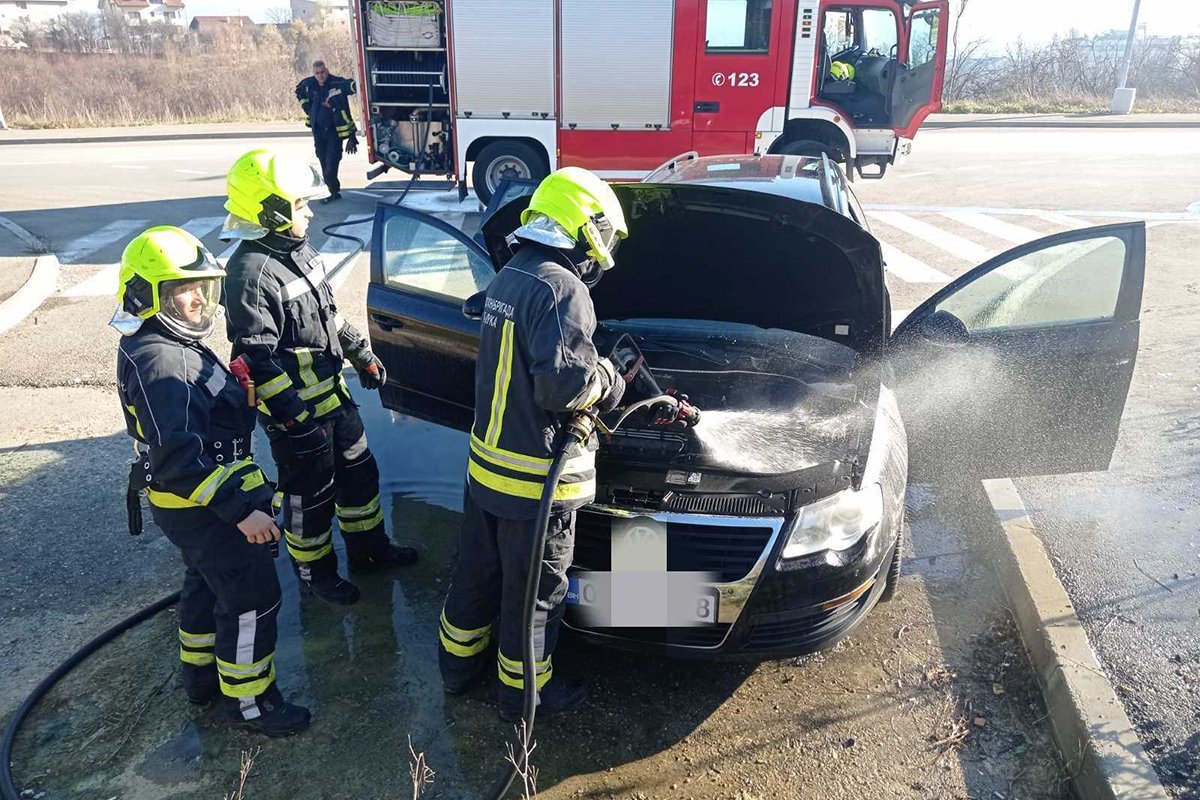 Gorio auto u Banjaluci, intervenisali vatrogasci