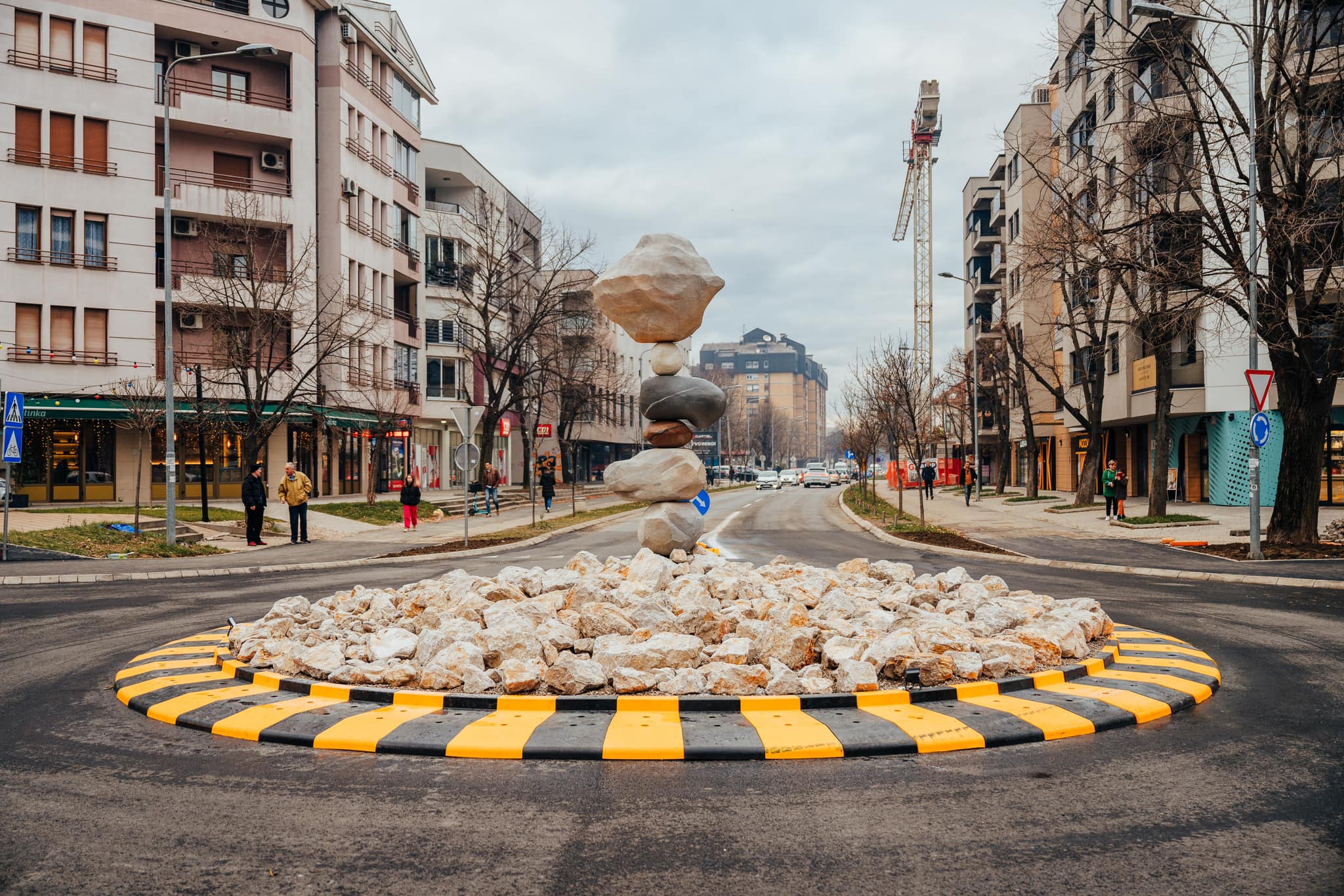 Umjetnost zvana “rock balancing”: Šta predstavlja skulptura na novom kružnom toku kod Venecija mosta