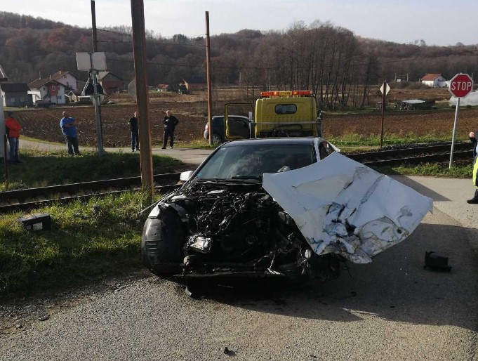 (FOTO) Za dlaku izbjegnuta tragedija kod Stanara: Voz udario u SKUPOCJENOG “MERCEDESA”