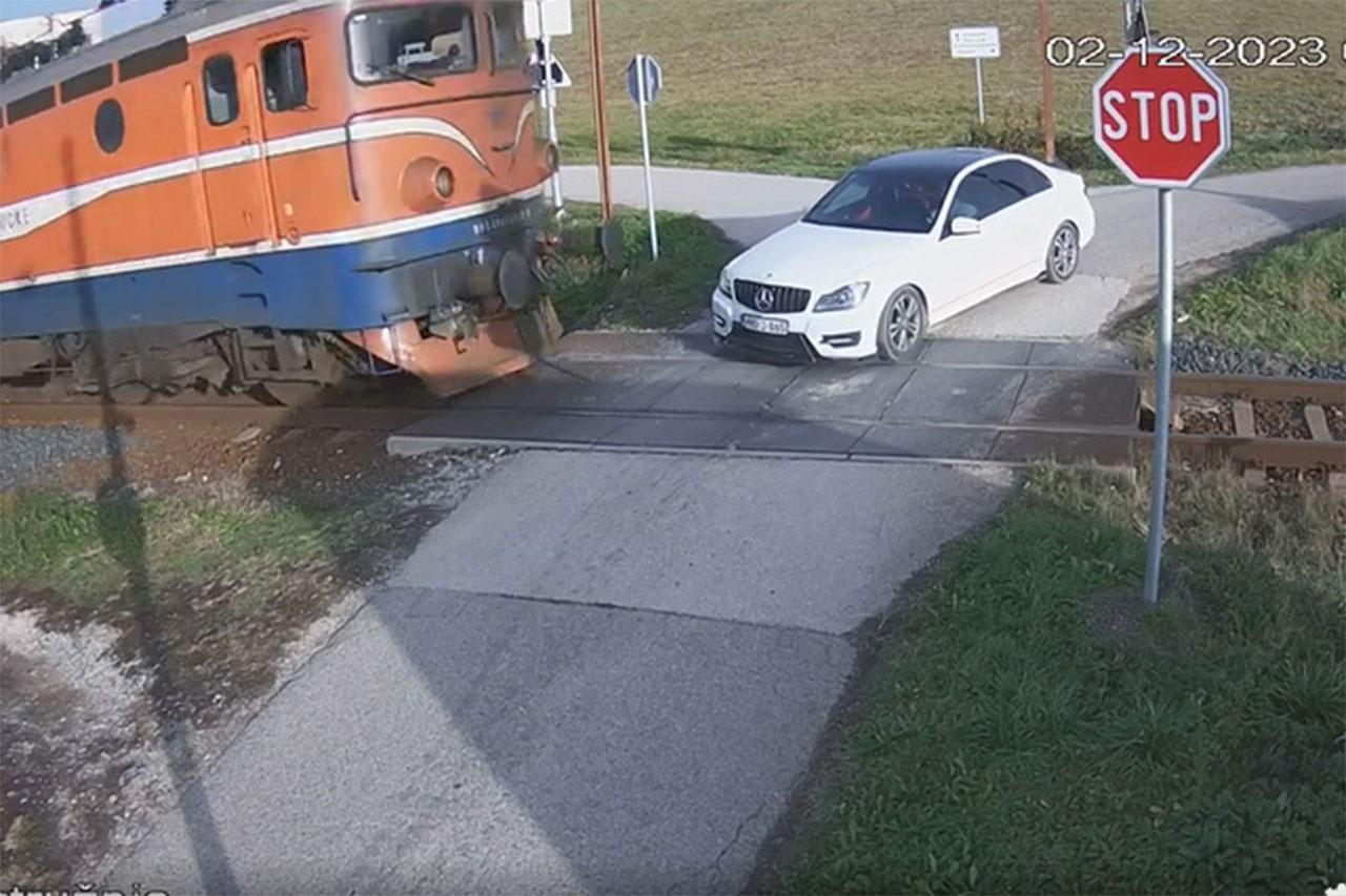 (VIDEO) Mercedesom izašao na prugu, za dlaku izbjegnuta nesreća