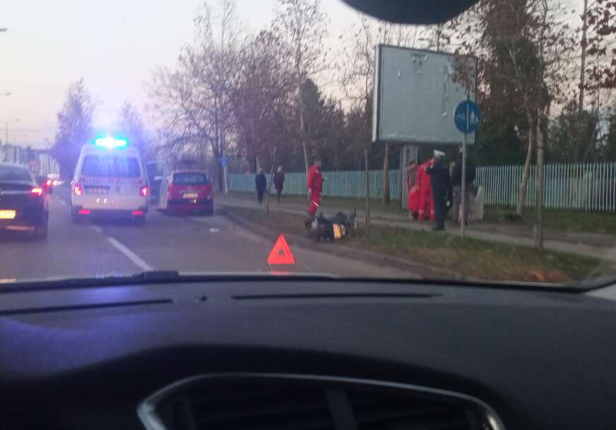 NESREĆA NA RASKRSNICI KOD KAMPUSA Sudar motocikla i auta