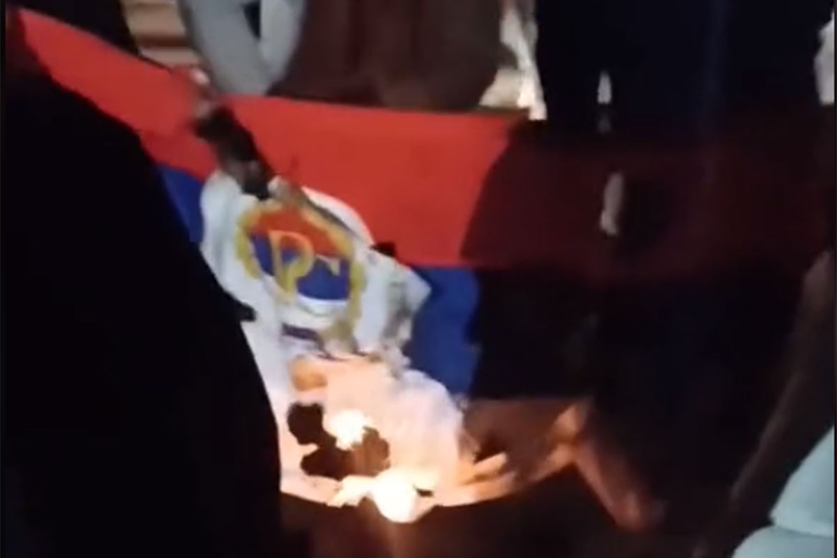 Zapaljena zastava Srpske, huligani uzvikivali “Alahu ekber” i “Tekbir” (VIDEO)