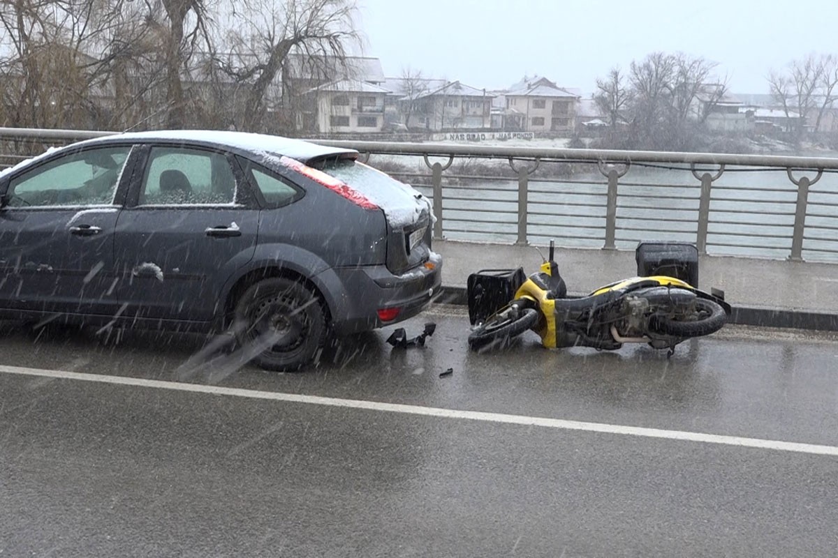 Fordom pokupio poštara na gradskom mostu