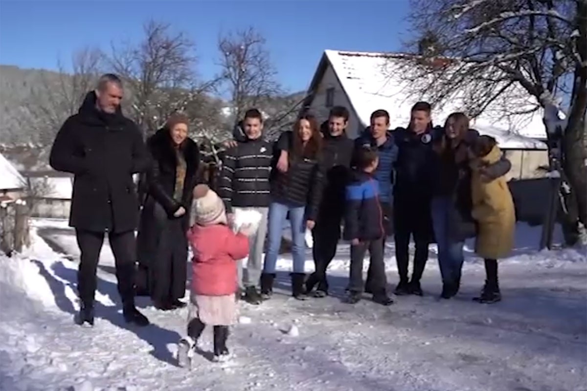 Imaju devetoro djece: Napustili grad i vikendicu pretvorili u dom (VIDEO)