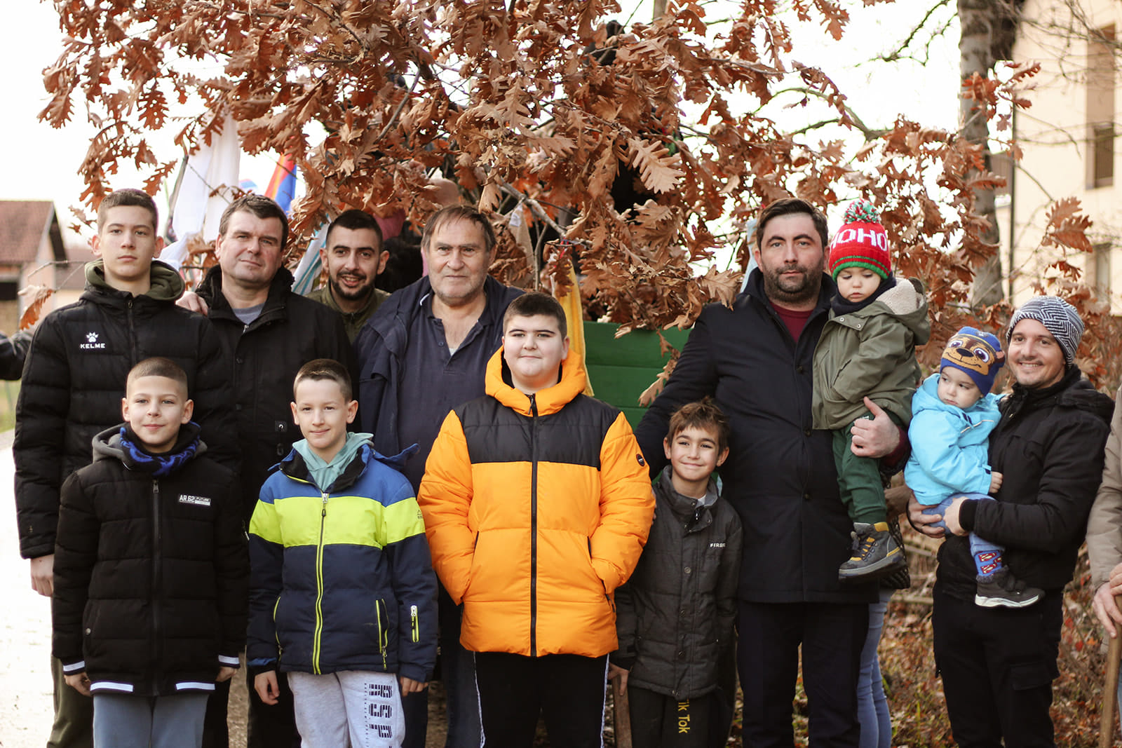 (FOTO) DA NIJE RANO? Gradonačelnik Bijeljine već usjekao badnjak, pohvalio se “zadnjim pripremama”