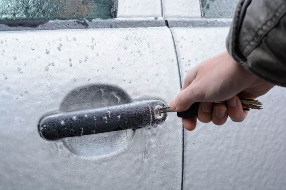 Tri trika za odleđivanje smrznute brave na autu