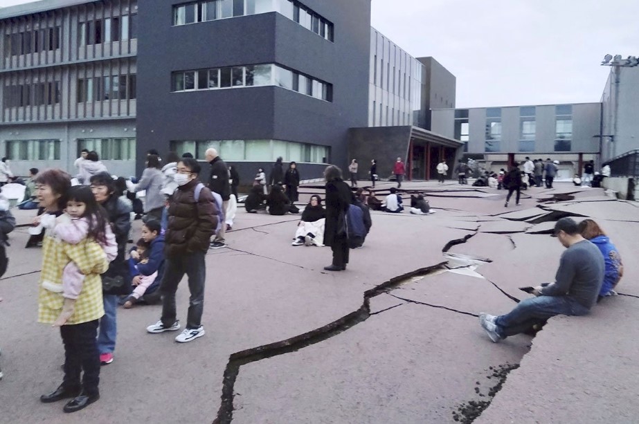 (VIDEO) Katastrofa u Japanu: Uništene zgrade, oštećeni putevi, cunami prijeti i Rusiji