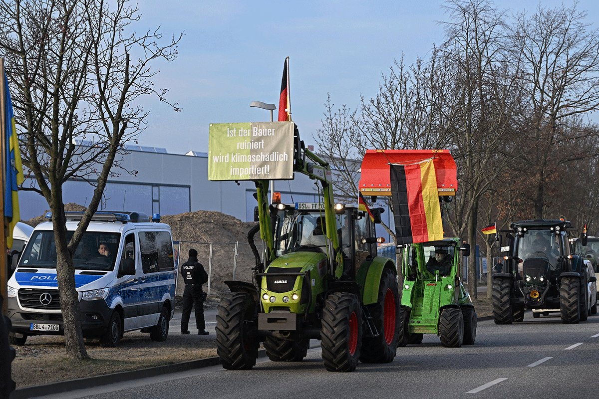 Poljoprivrednici krenuli traktorima na Šolca