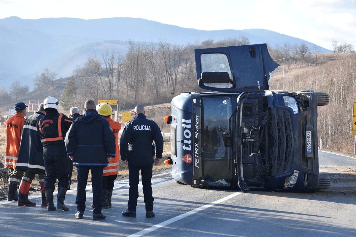 Prevrnula se cisterna: Curi gorivo, na terenu policija i vatrogasci (FOTO)