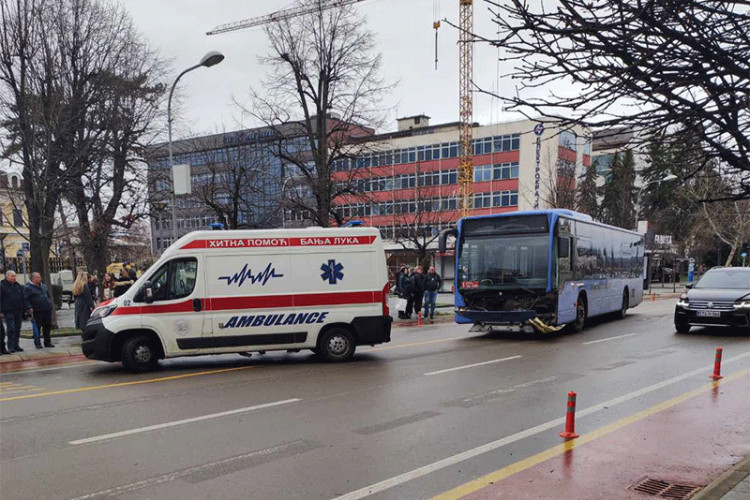 Sudar autobusa i sanitetskog vozila u Banjaluci, jedna osoba povrijeđena