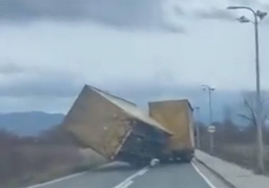 TO MOGU SAMO LJUTI KRAJIŠNICI Kamiondžija napravio GOTOVO NEMOGUĆE i spasao se prevrtanja (VIDEO)