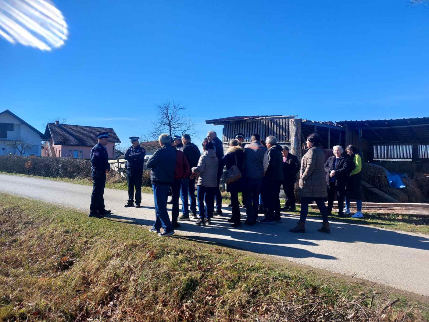 Opsadno stanje u Omarskoj, mještani brane svoje kuće