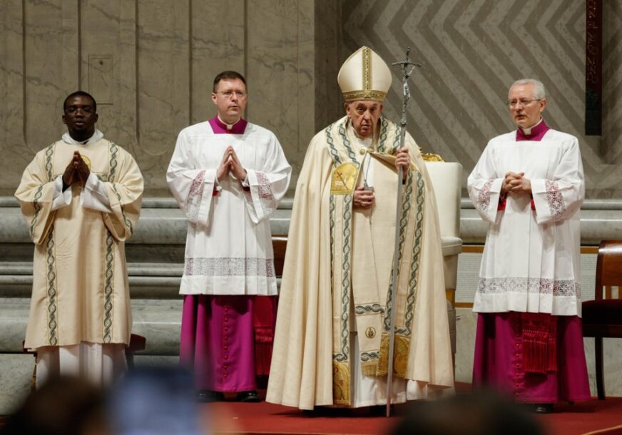 Papa Franjo predvodio uskršnje bdjenje u bazilici Svetog Petra: Pozvao hrišćane da sačuvaju vjeru i kada su opterećeni tugom i strahom