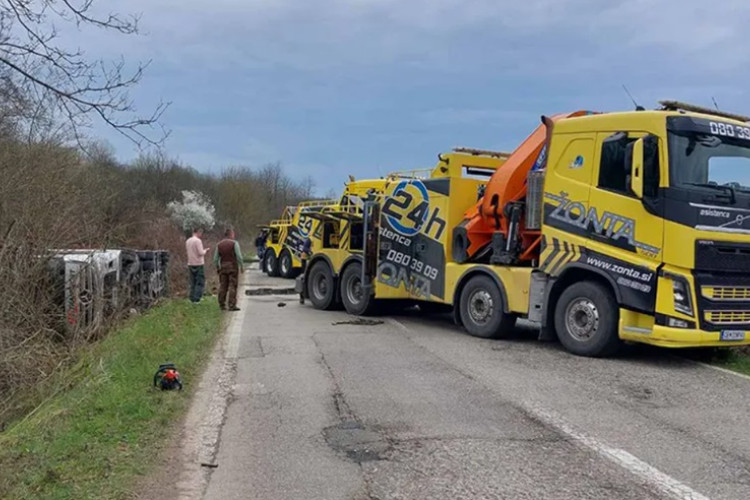 Prevrnuo se kamion koji je prevozio automobile