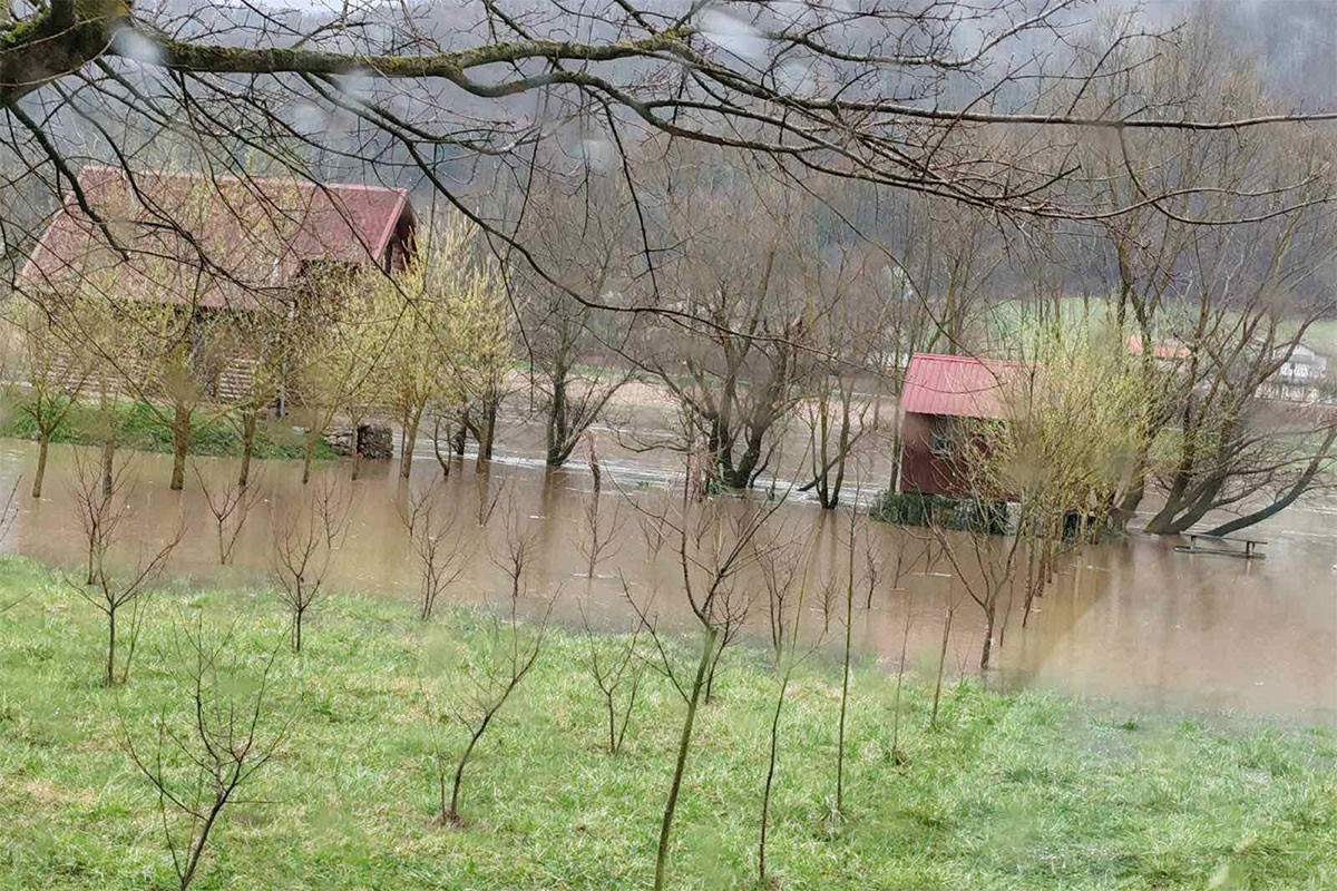 Una i Sana se izlile u Novom Gradu i Kostajnici, vikendice pod vodom