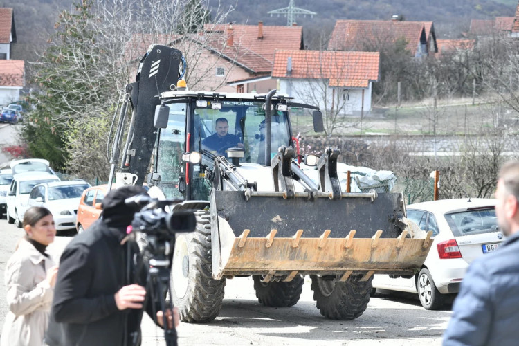 Bager na mjestu nestanka djevojčice: Čiste teren da bi policija nastavila pretragu