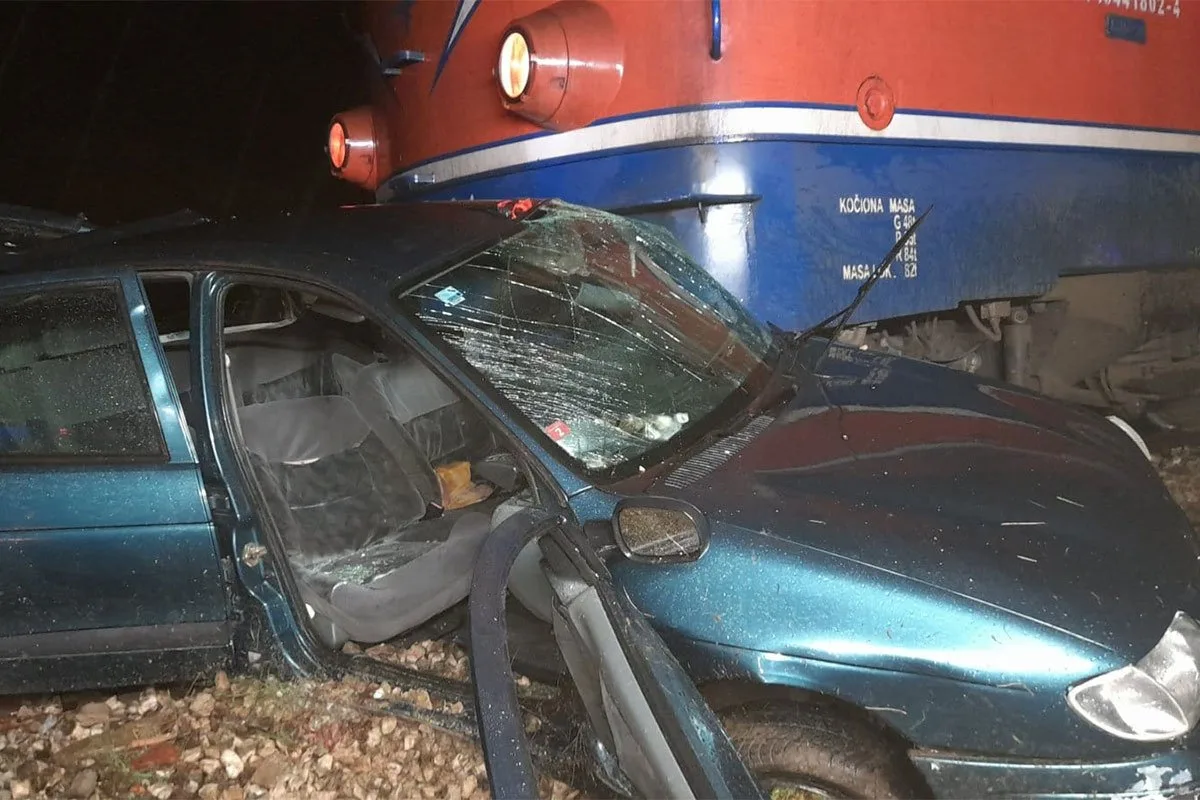 Teška nesreća na pružnom prelazu u Banjaluci: Voz smrskao automobil, 2 osobe prevezene u UKC Srpske (FOTO)