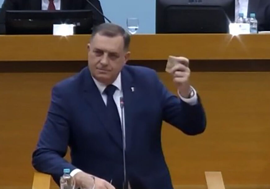 “Kartice nisam koristio, samo novac” Dodik tokom skupštinskog obraćanja IZVADIO PARE IZ DŽEPA, ovo je razlog